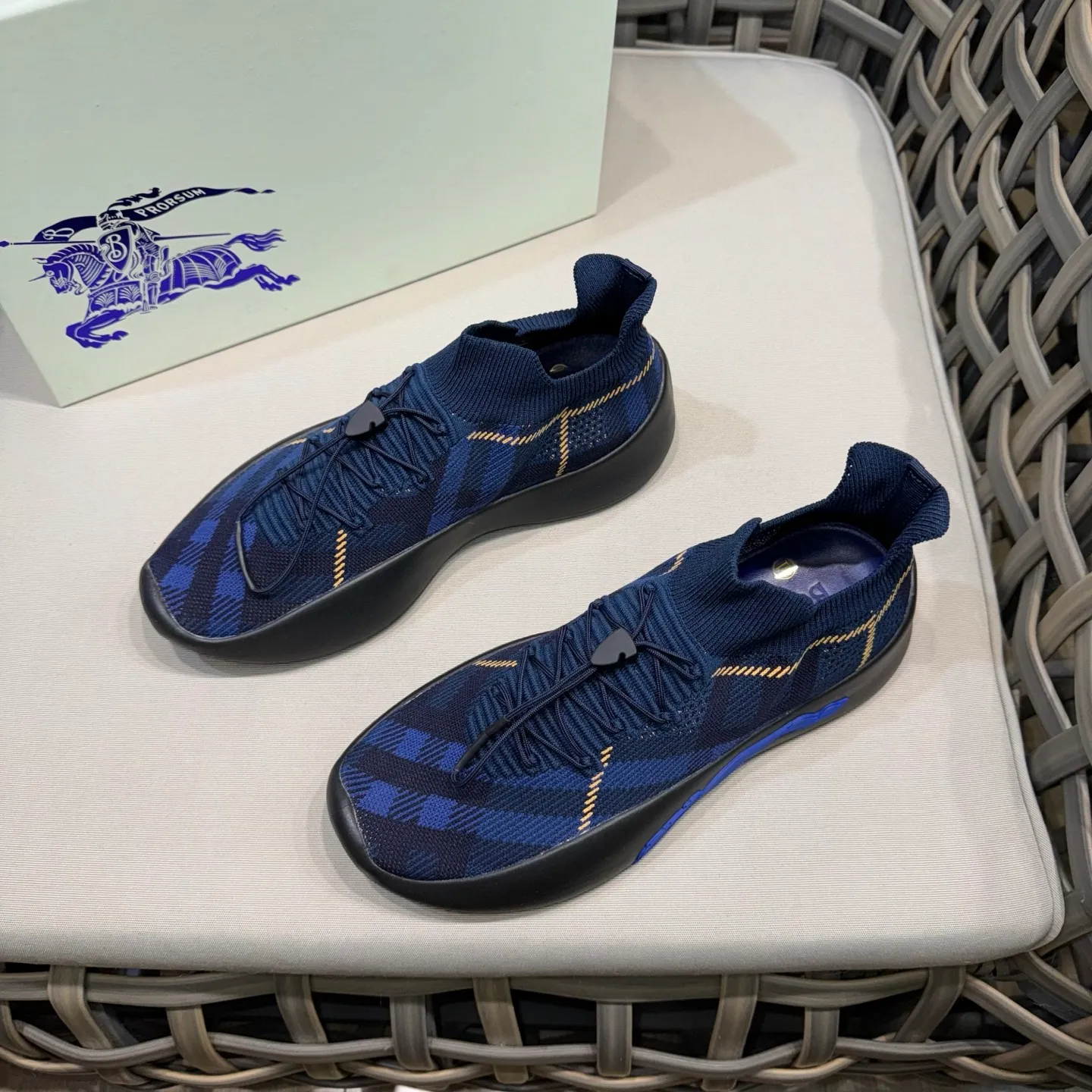 Men's shoes 💰480 [New style] 🐝🐝BURBERRY/Burberry plaid knitted Neptune sneakers｜With breathable sock-style upper｜Embellished with knitted Burberry plaid｜Leather lining Incorporated into a plaid lace design｜Equipped with B-shaped shield buckle｜The sole is decorated with a large wrapped equestrian knight logo (EKD)｜Round toe #drawstring closure#The sole is decorated with the equestrian knight logo (EKD)｜At least 50% of the main materials of the boutique are from renewable sources Size: 39-44 (45 custom-made)